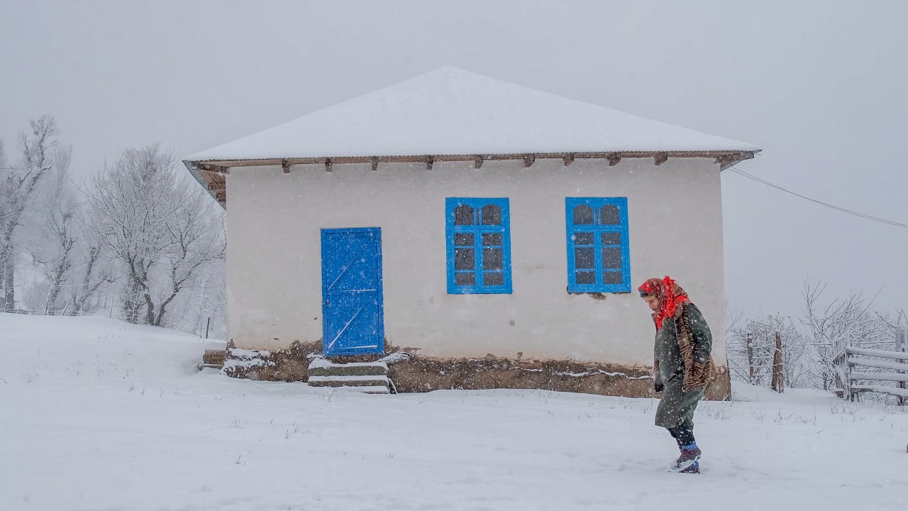 Снег, тишина и сила — пожилая женщина, живущая в одиночестве вдали от цивилизации.