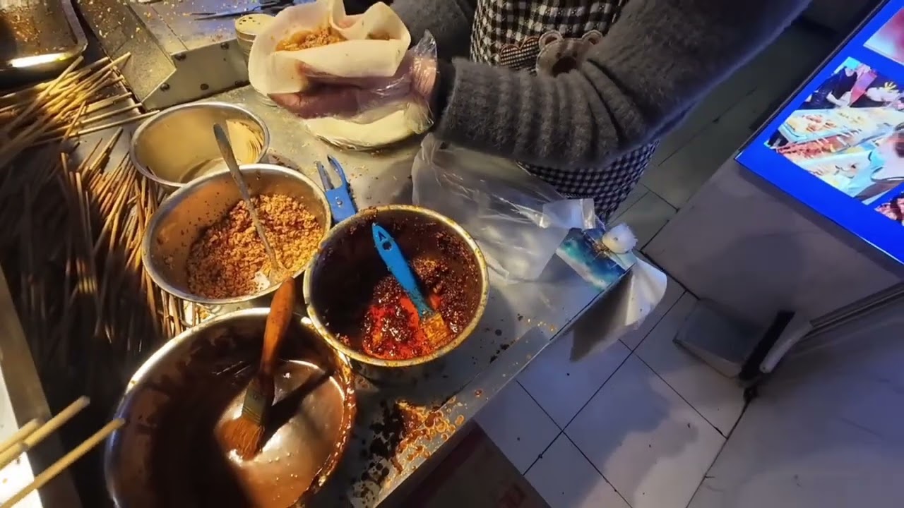 陕西西安美食打卡，现做的冒菜，现炸的肉夹馍，肉比脸还大，现做的韭菜盒，现炸的肉饼，馒头夹菜，现做的糖葫芦，现做的锅包肉，等等，让你吃到撑