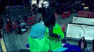 ティム・バートン監督がダンボ？で空を飛ぶ!?映画『ダンボ』NGシーン