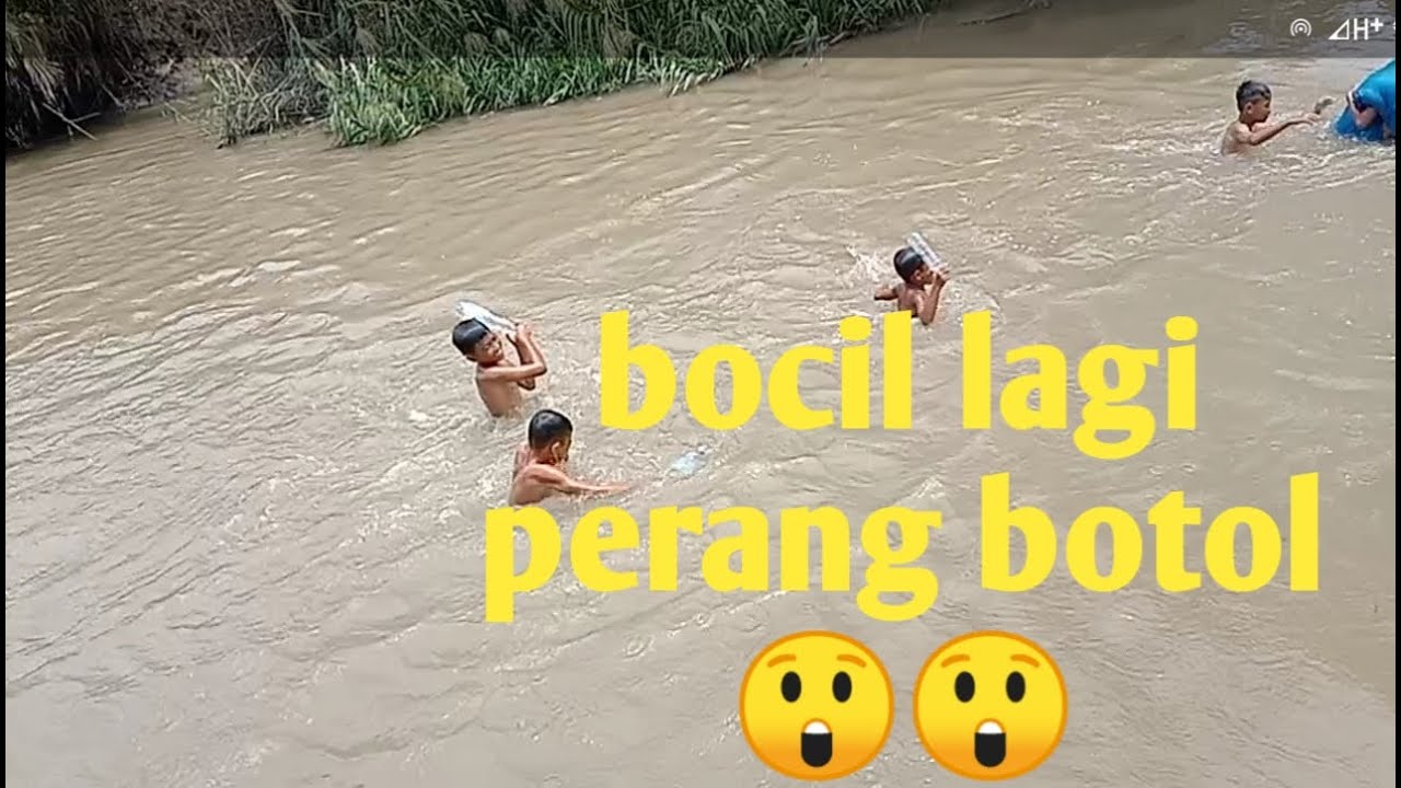Keseruan bocil mandi di sungai sambil perang botol plastik ...