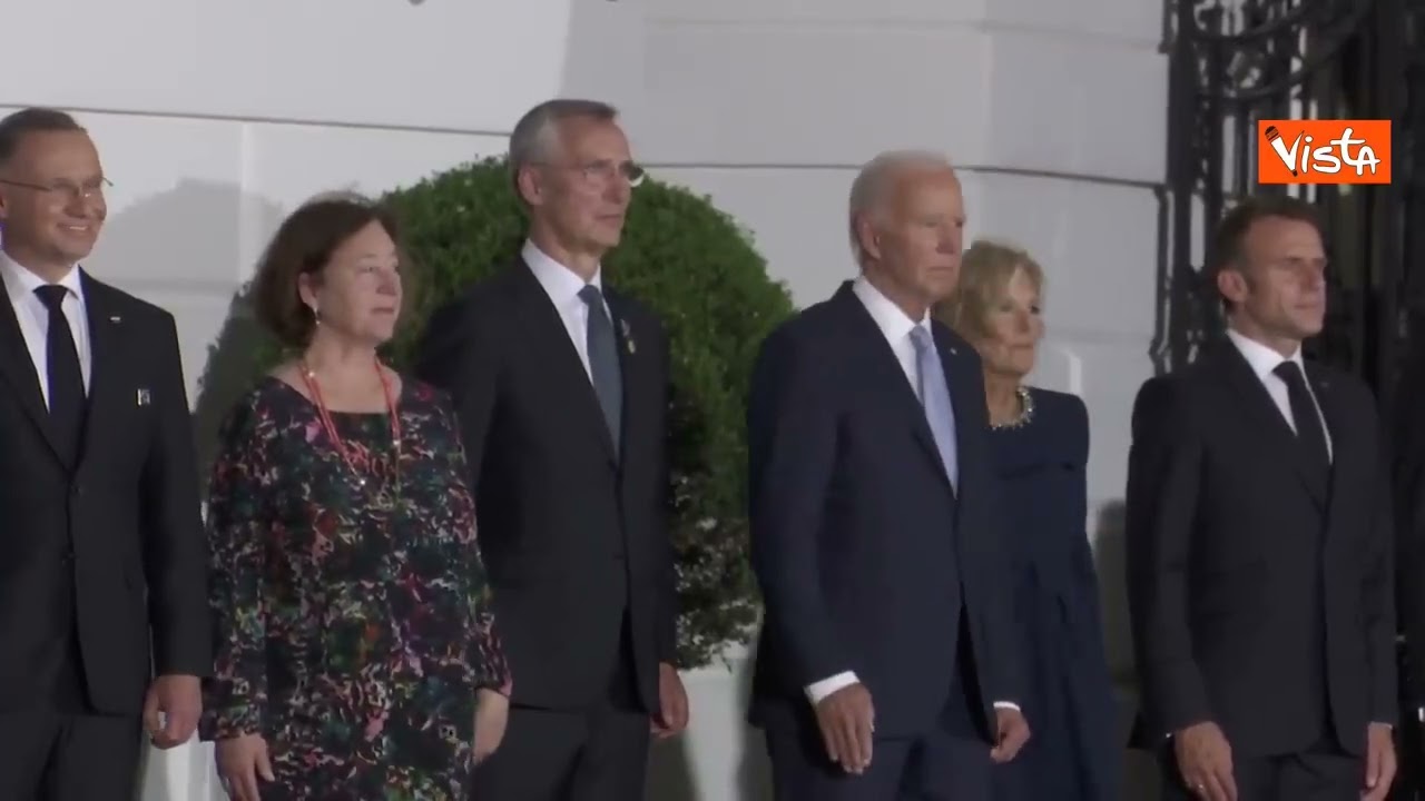 Una bellissima Giorgia Meloni al picchetto d'onore per gli ospiti di Biden alla Casa Bianca