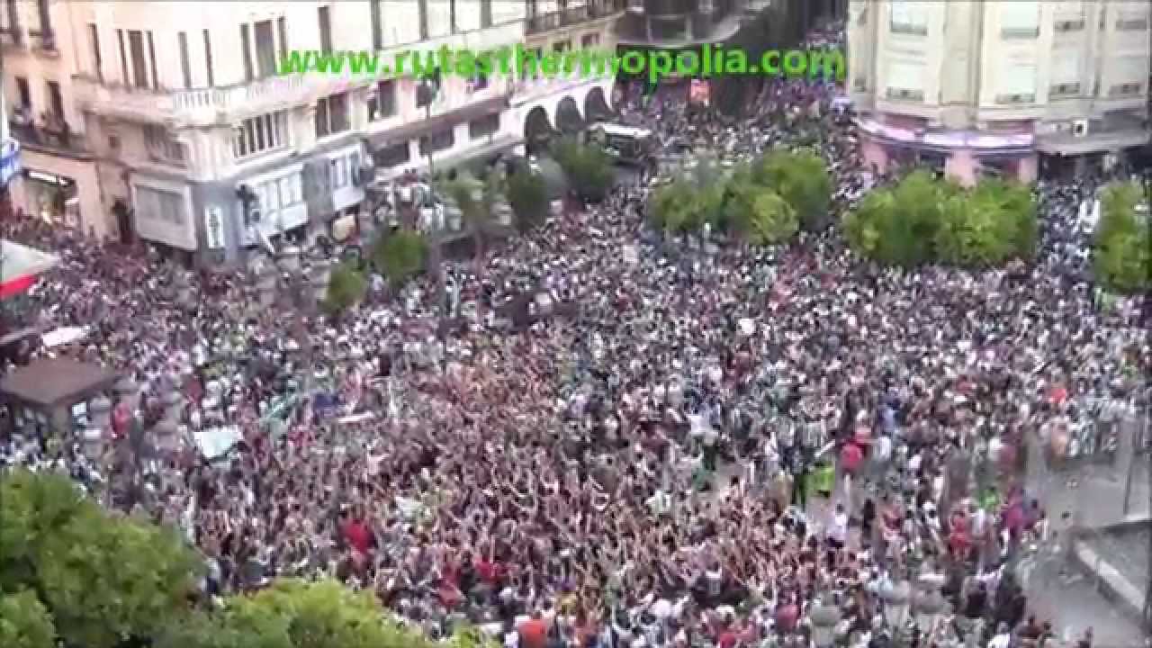 EL CÓRDOBA EN PRIMERA. LA AFICIÓN LO CELEBRA EN LAS TENDILLAS.