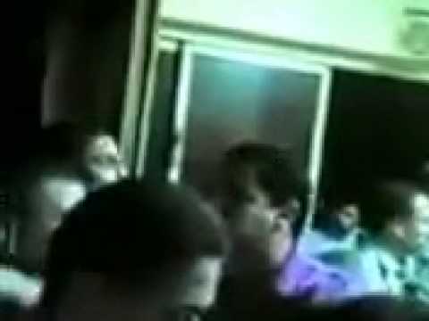 القبض على مرسي و اصرار الحاضرين على خروجه متكلبش