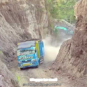 story wa truk canter pengakut pasir merapi