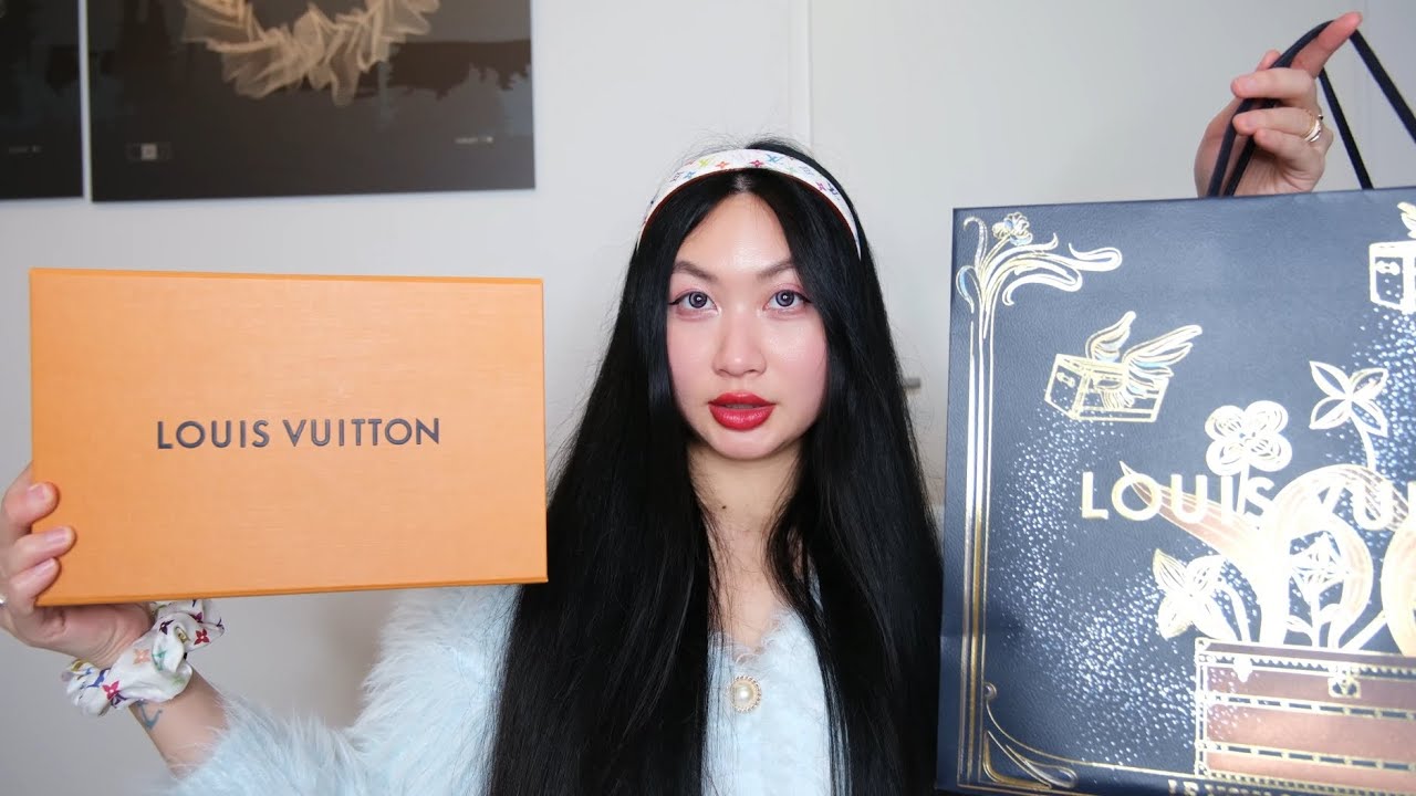 Распаковка косметического набора Louis Vuitton и небольшого кожаного комплекта для отдыха.