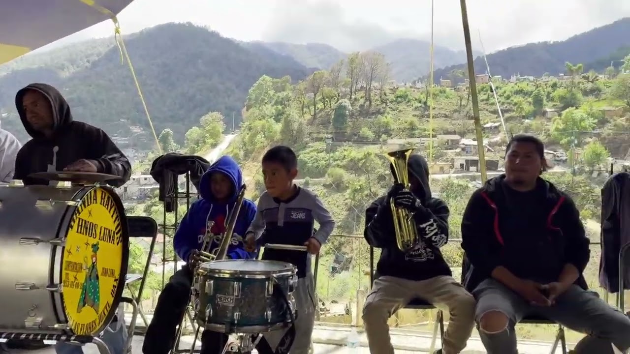 Banda Los Hermanos Luna tocando esta Bonita Chilena 