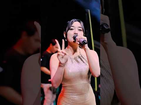 Abang biru lampune disko awakmu kuru mas mikir bojo loro || Tiara Amora