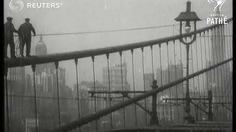 Brooklyn Bridge painters work at dizzying heights (1927)