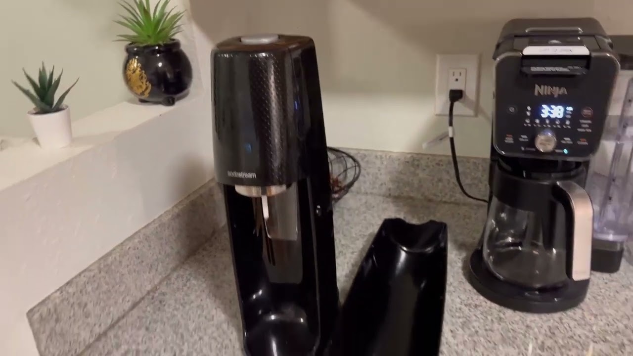 SodaStream Fizzi Sprudelwasserbereiter Schwarz mit CO2  und BPA freier Flasche im Test