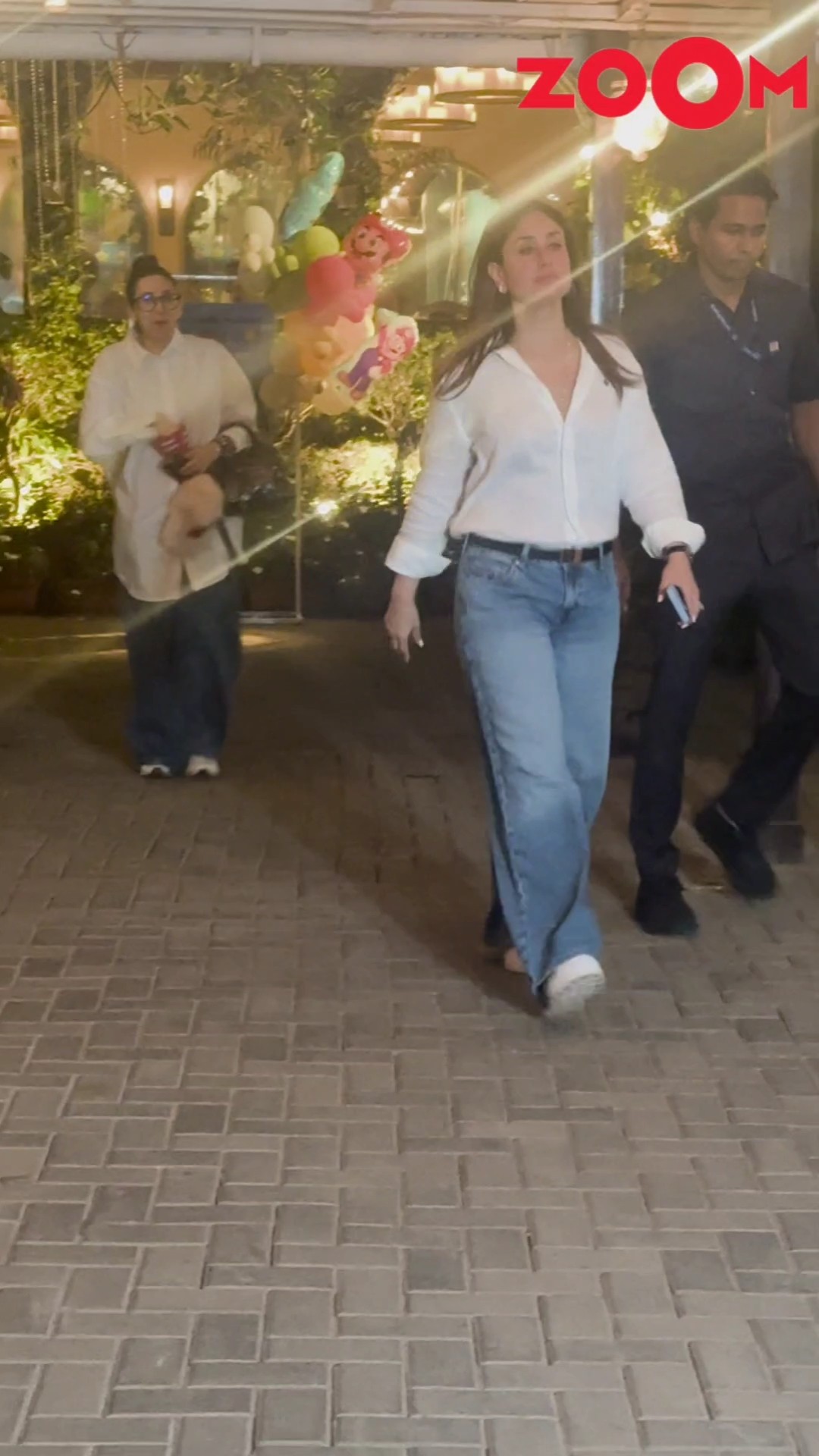 Karisma Kapoor eats popcorn as Kareena Kapoor walks in front ? #shorts #kareenakapoorkhan