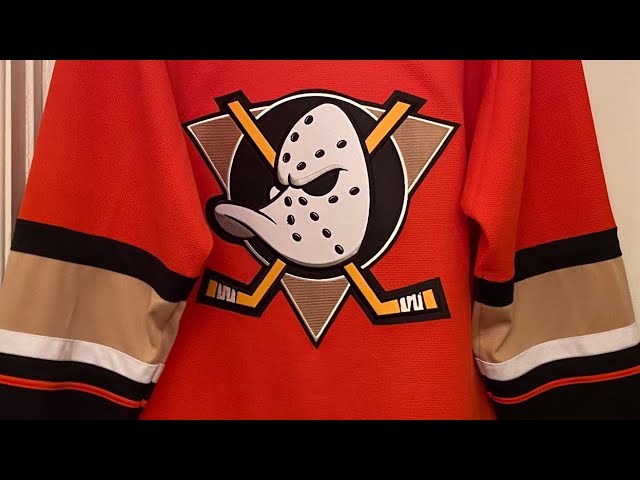 The #Ducks new third-jersey tarps in action 😮‍💨