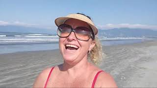 Lisa Sozinha Na Praia Mostrando Os Biquínis Novos