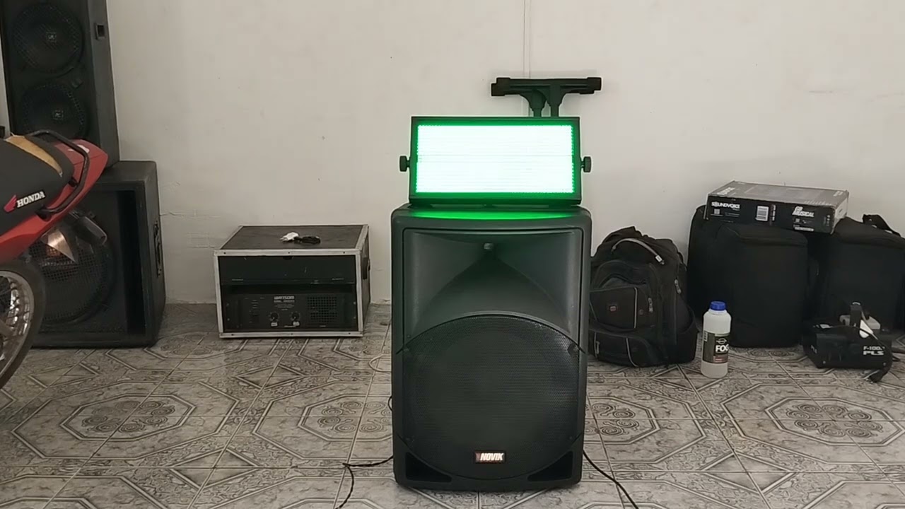 strobo atomic rgb+w mostrando funções na dmx 512