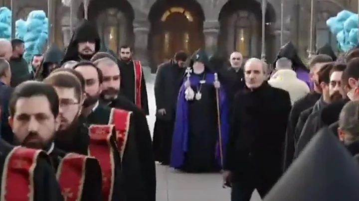Վեհափառ Հայրապետը եկեղեցական թափորի ուղեկցությամբ գնում է ժամերգության Մայր տաճար