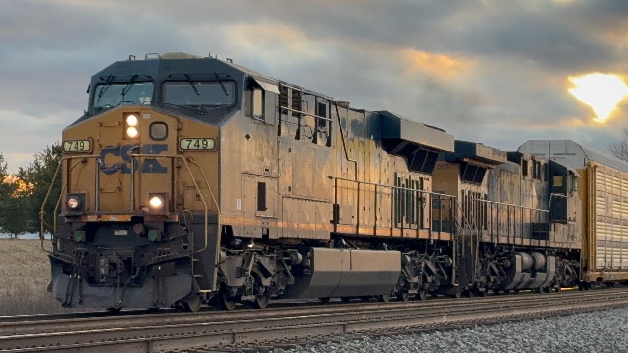 CSX Hotshot gives me a horn salut￼e and meets CSX 749. (No talking at all)