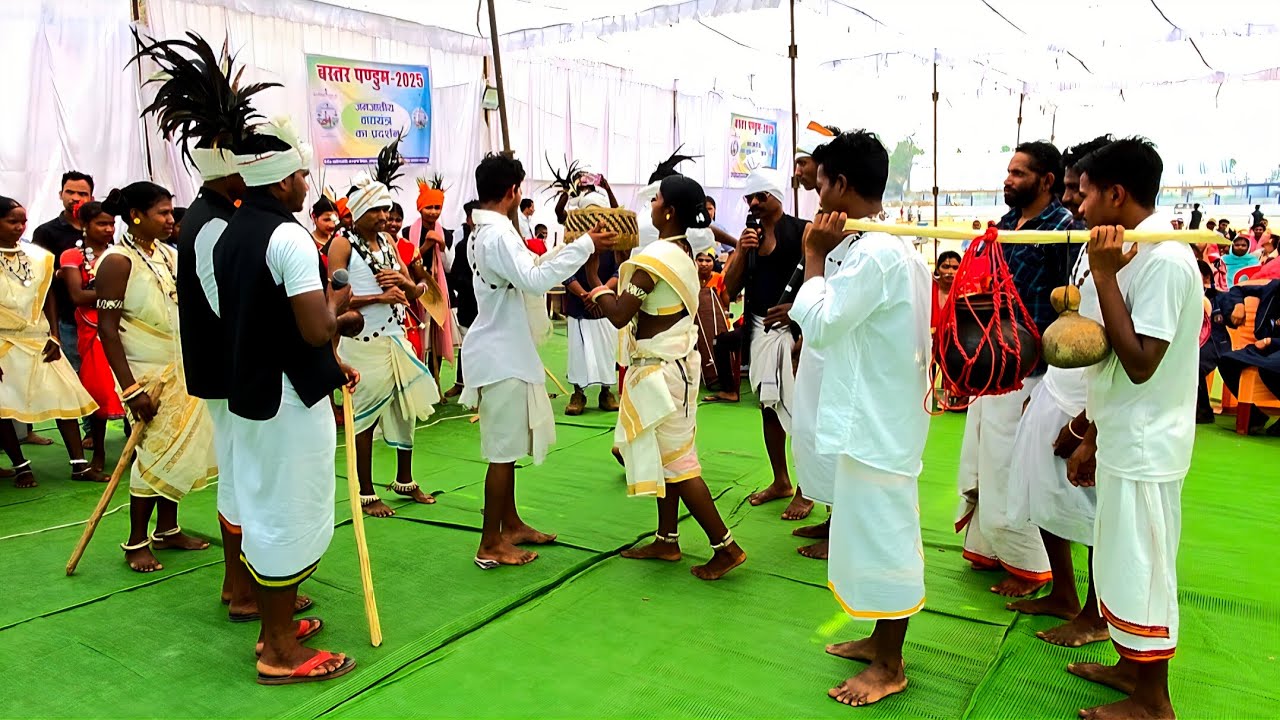 आदिवासी  लड़की मांगने कैसे जाते हैं  ! नाटक  की प्रस्तुति कर दिखाया गया है ! बस्तर पनडुम !