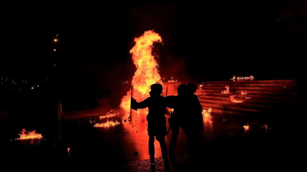 Песни об искусственном интеллекте, коктейли Молотова, газ, избиения... Что вы увидели на протесте?