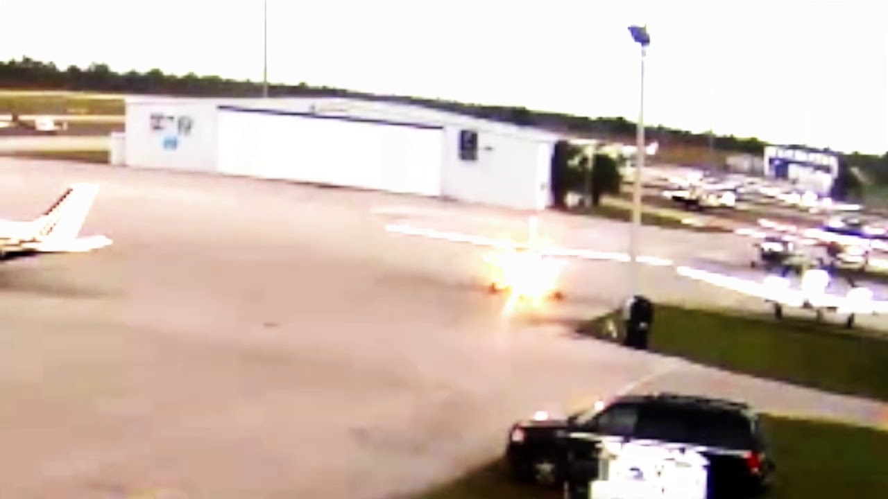 Student Pilot Taxis Cessna 172 into Ramp Light Pole