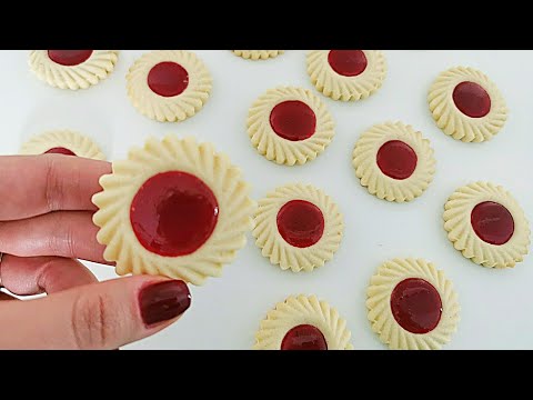 Vidéo: Biscuits Sablés à La Crème Et Confiture De Framboise