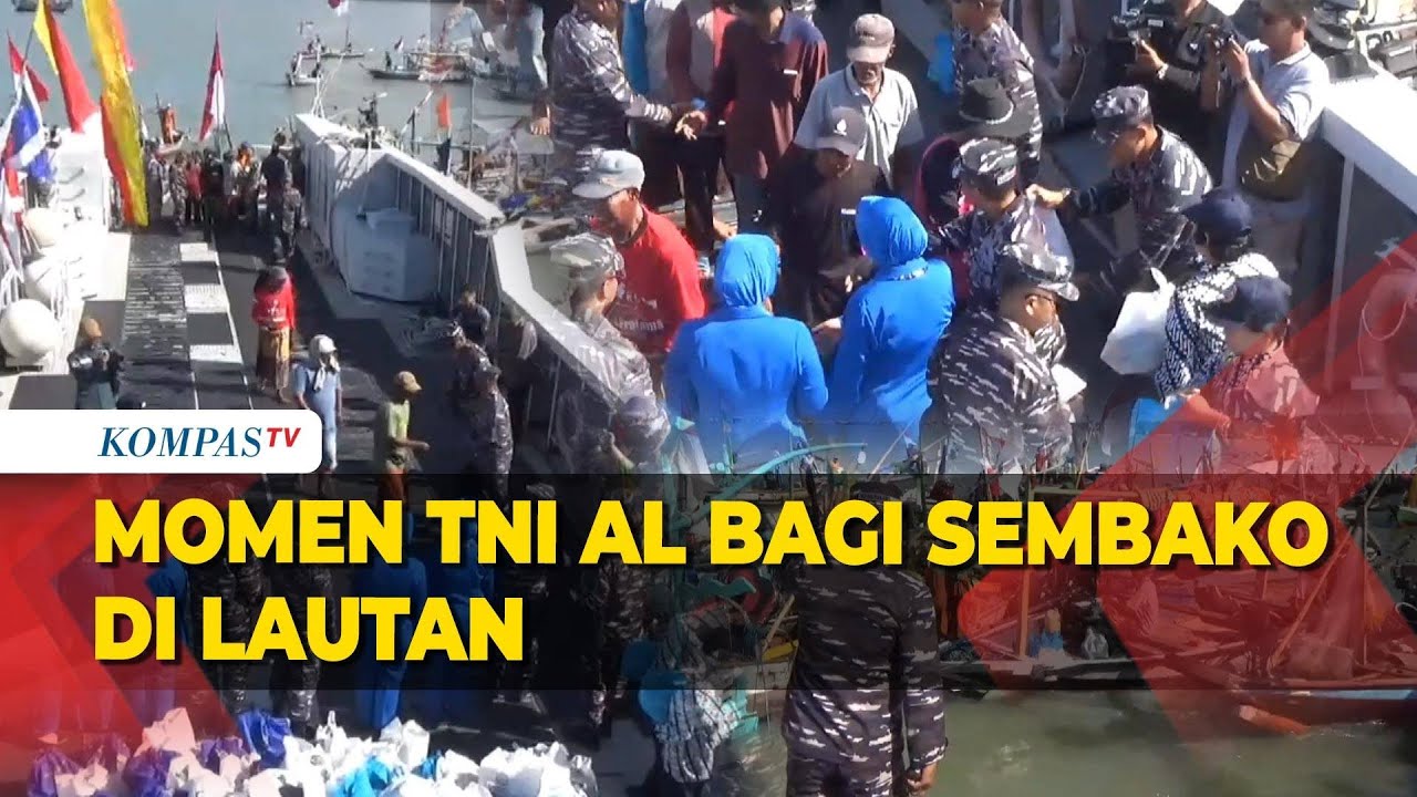 Arsenal TNI AL Bagikan Sembako di Laut, Nelayan Menyambut Gembira - YouTube