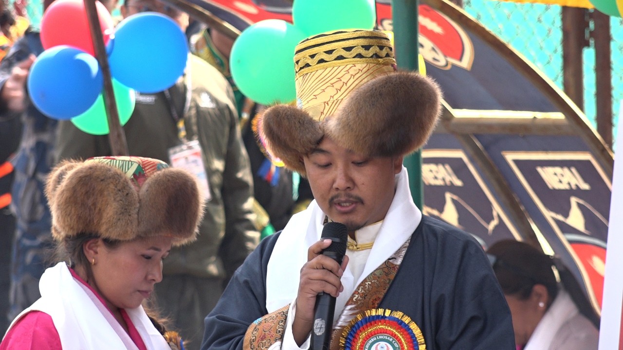 १५ औँ खुम्बु लोसार कप–२०२६ को समुद्घाटन समारोहलाई सम्बोधन गर्दै मञ्चका महासचिव  पेम्बा छिरी शेर्पा