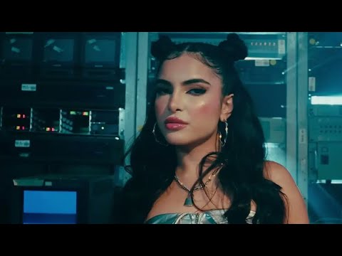 Briella - UN BETA (Video Oficial) | AL MANDO - YouTube