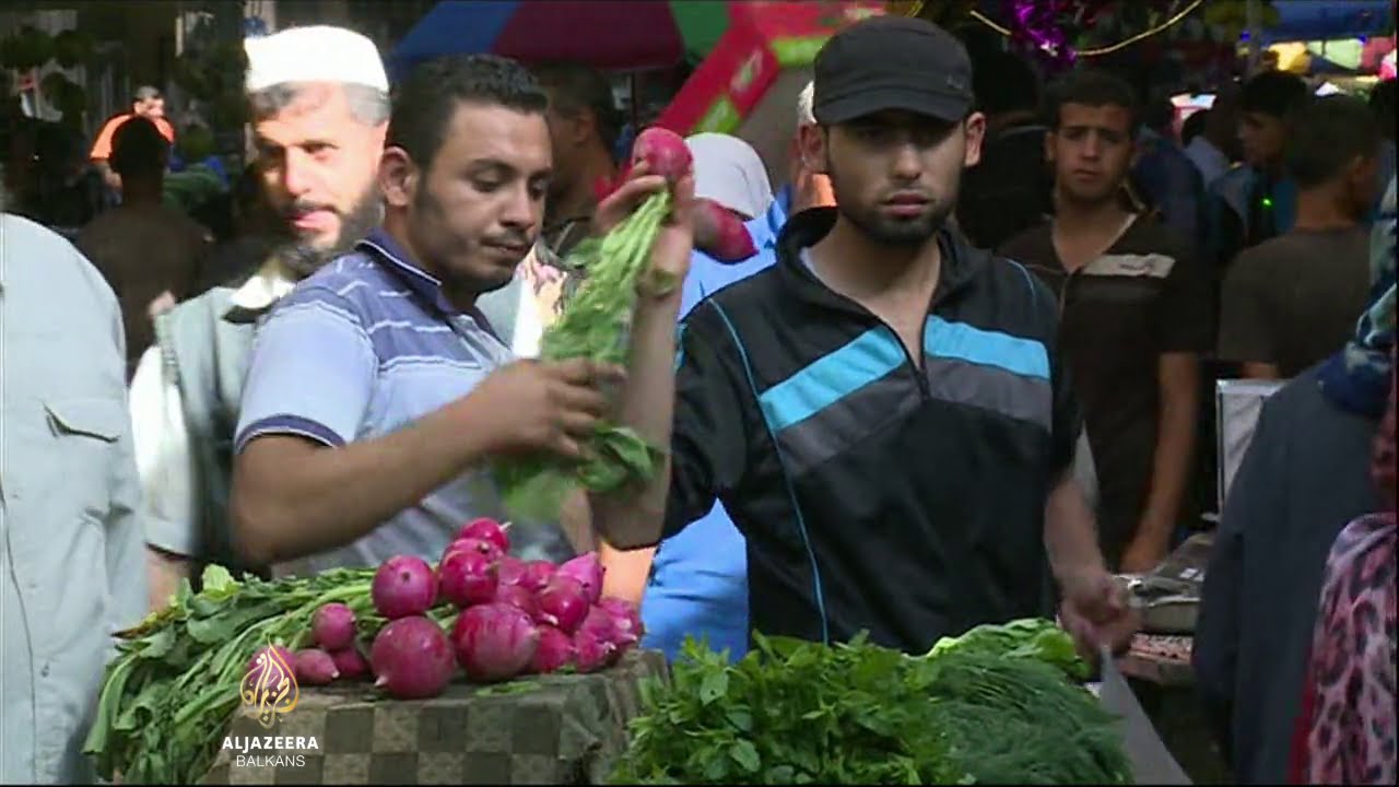 أصبحت موائد الإفطار "للفقراء" شائعة بشكل متزايد في قطاع غزة