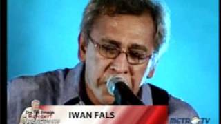 Miniatura de vídeo de "Iwan Fals-Di Bawah Tiang Bendera"