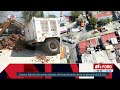 Dos vehículos caen en dos socavones en una calle de la Alcaldía Iztacalco, CDMX