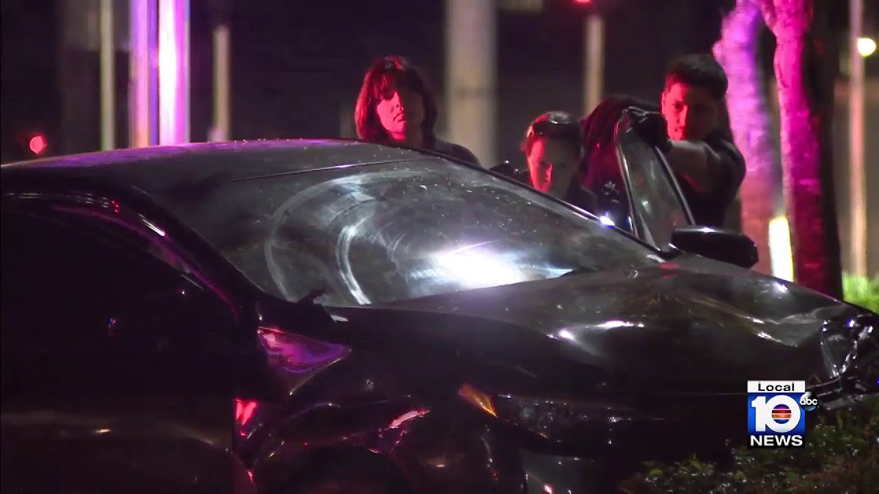Three people in custody after Hollywood carjacking ends in crash - YouTube