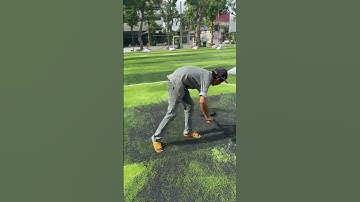 Giai đoạn rải hạt cao su cho sân bóng
