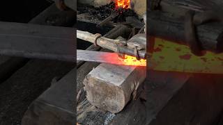 Besi per mobil yang akan di buat menjadi pisau #blacksmith #medievalblacksmith #woodworking #wood