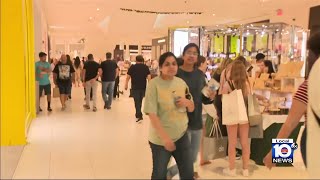 Holiday rush continues in malls throughout South Florida