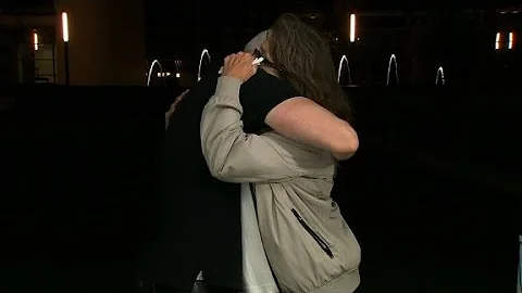 Anderson Cooper embraces mom of Orlando shooting v...