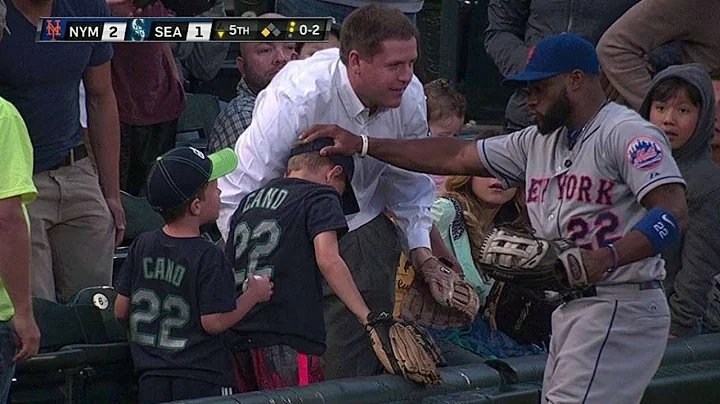 Young Jr. leaps into stands, helps young fan - DayDayNews