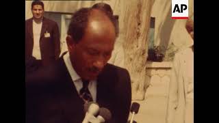 SYND 19 4 1981 PRESIDNET OF EGYPT MEETS UNITED STATES SENATORS