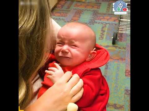 فيديو مؤثر لطفل مندهش بسماع الأصوات لأول مرة في حياته بعد تركيب سماعات له في أذنه في الطب حياة