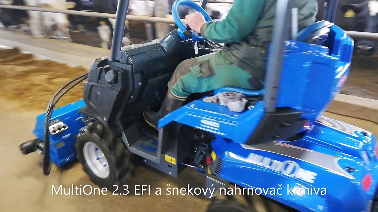 MultiOne 2.3 EFI a šnekový nahrnovač krmiva v kravíně