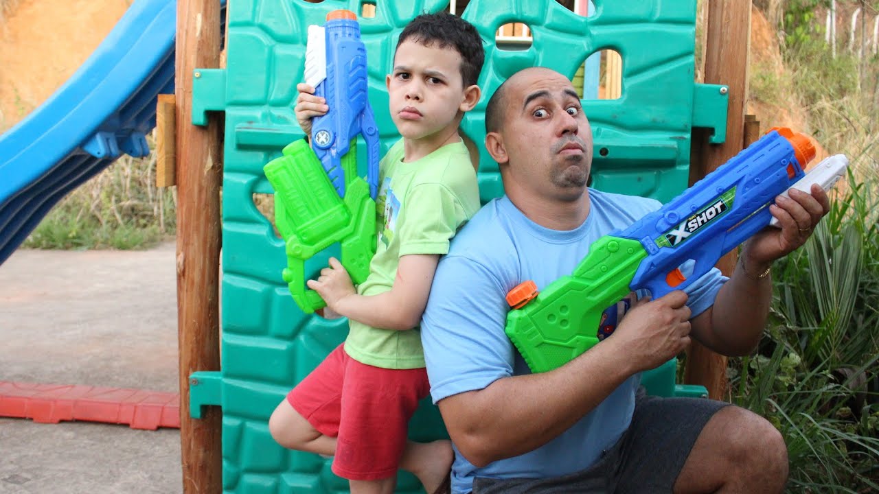 LUCAS E PAPAI BRINCAM COM O  LÁPIS VERDE MÁGICO