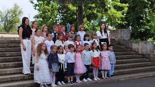 Natalia cu grupa de Grădiniță in parc pentru poze