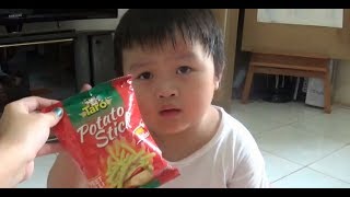 Video Lucu anak kecil nyobain Taro Yang Baru Potato Sticks Sweet Chili untuk pertama kalinya