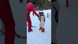 1er cours de ski pour ma fille à l’école ESF, de 14h30 à 17h et j’ai filmé la réaction de son mon...