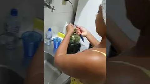 Como se corta quiabo para caruru?
