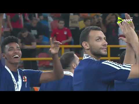 لحظة تتويج النادي الأهلي ببروزنية كأس العالم لكرة اليد رجال