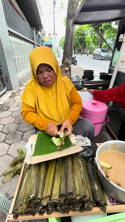 KULINER LONTONG SATE AYAM TERENAK ALA PENJUAL DI DEPAN SD BURENGAN ‼️
