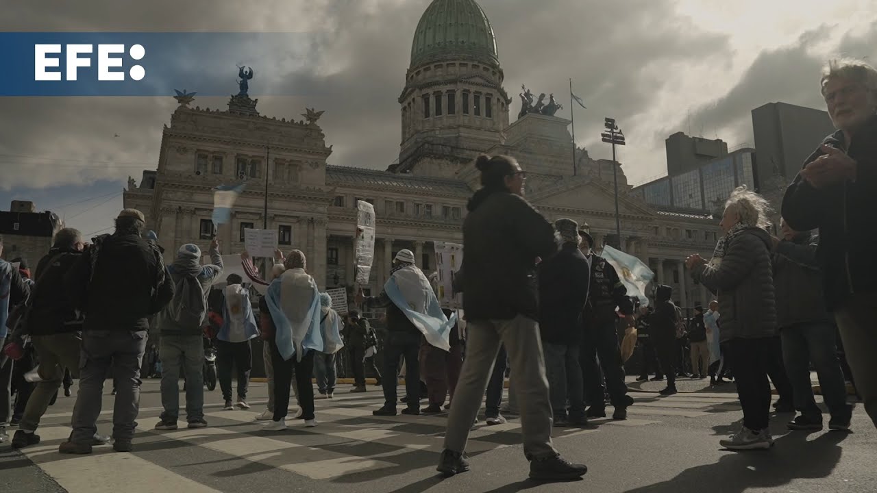 Tensión en una nueva marcha de jubilados frente al Congreso argentino ...