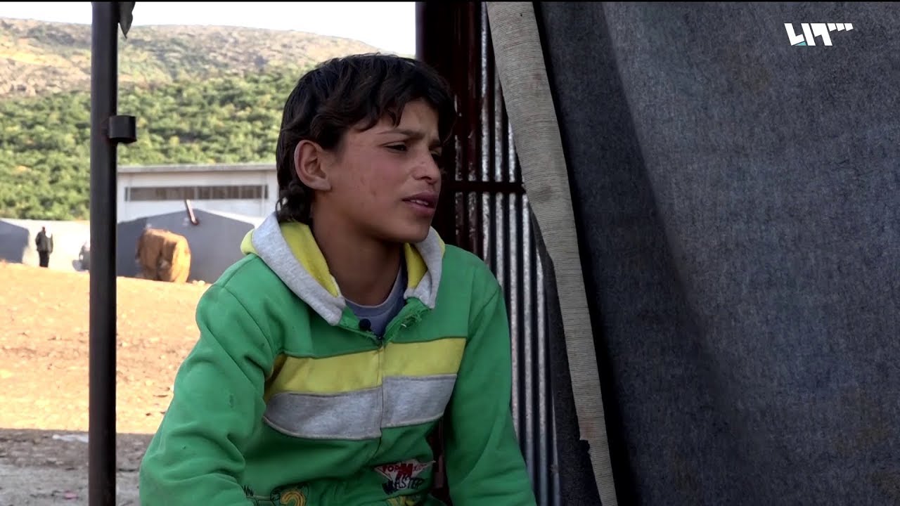 طفل سوري يمضي وقته بين الخيمة والدراسة