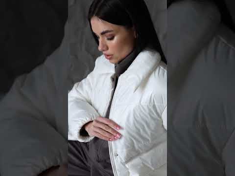 Жіноча молочна коротка демісезонна брендова куртка, видео 1