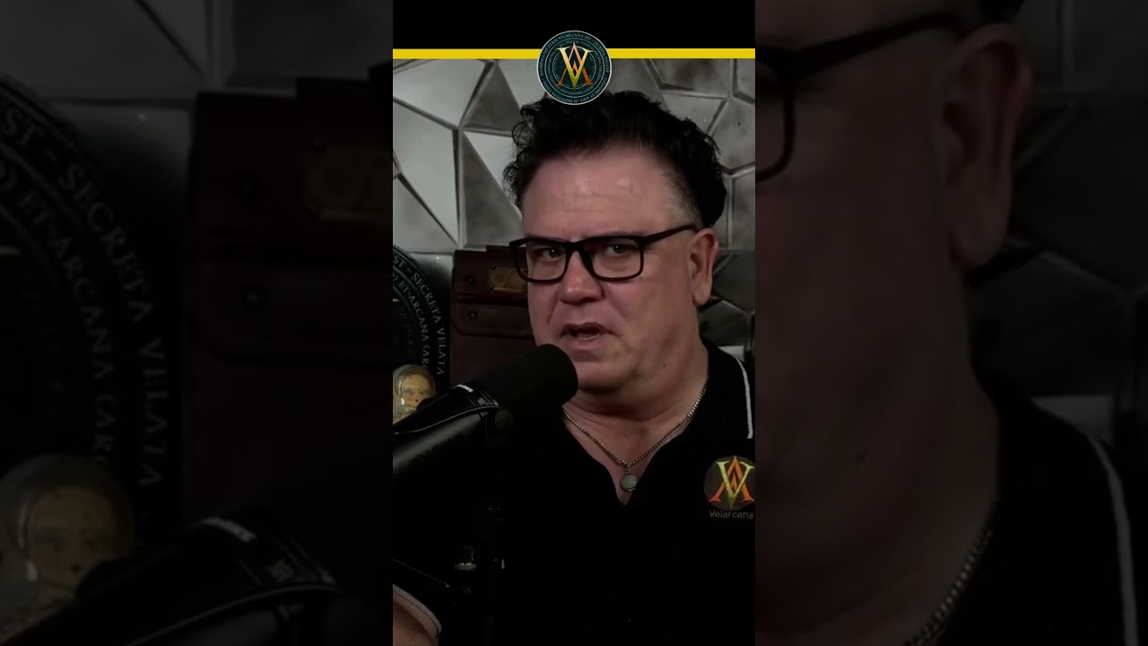 Теневая фигура зашипела!