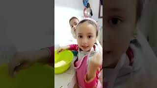 حرشة من يد الطفلة الصغيرة ماشاء الله 